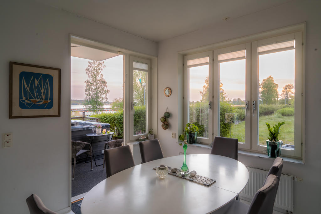 Från köket kliver man ut till uteplats med eftermiddags- och kvällssol
