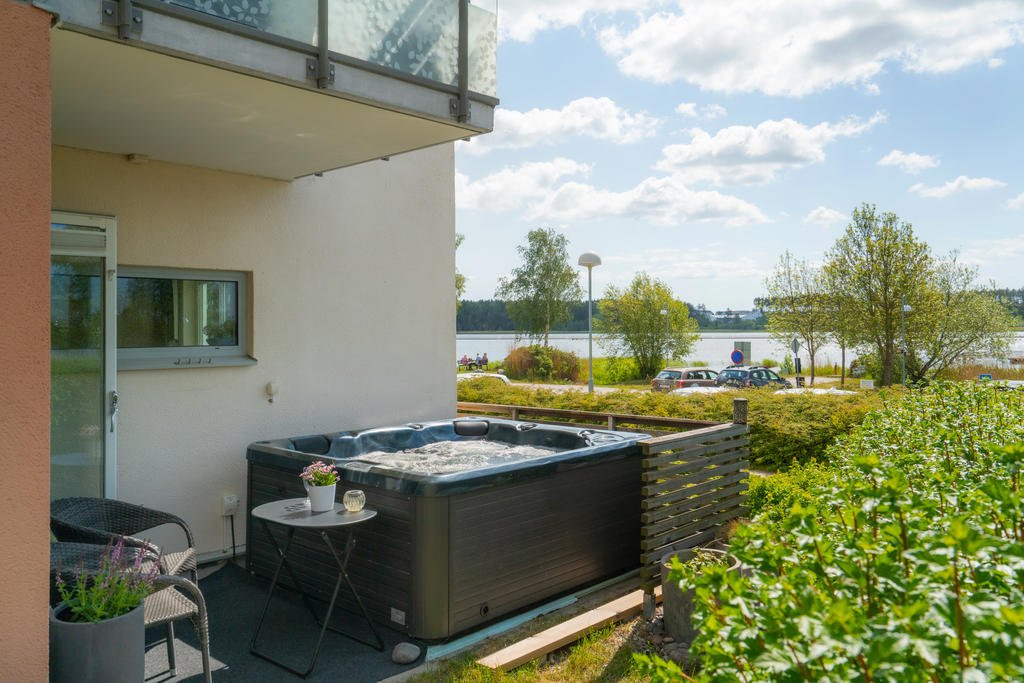 Andra uteplatsen med utgång från köket. Här får man eftermiddags- och kvällssol, och kan njuta i jacuzzin samtidigt