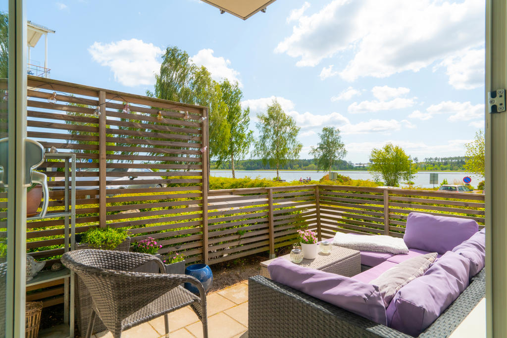 Ena uteplatsen med sol på dagtid 