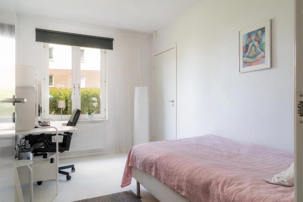Sovrum 3 har också access till rymlig klädkammare/förråd.