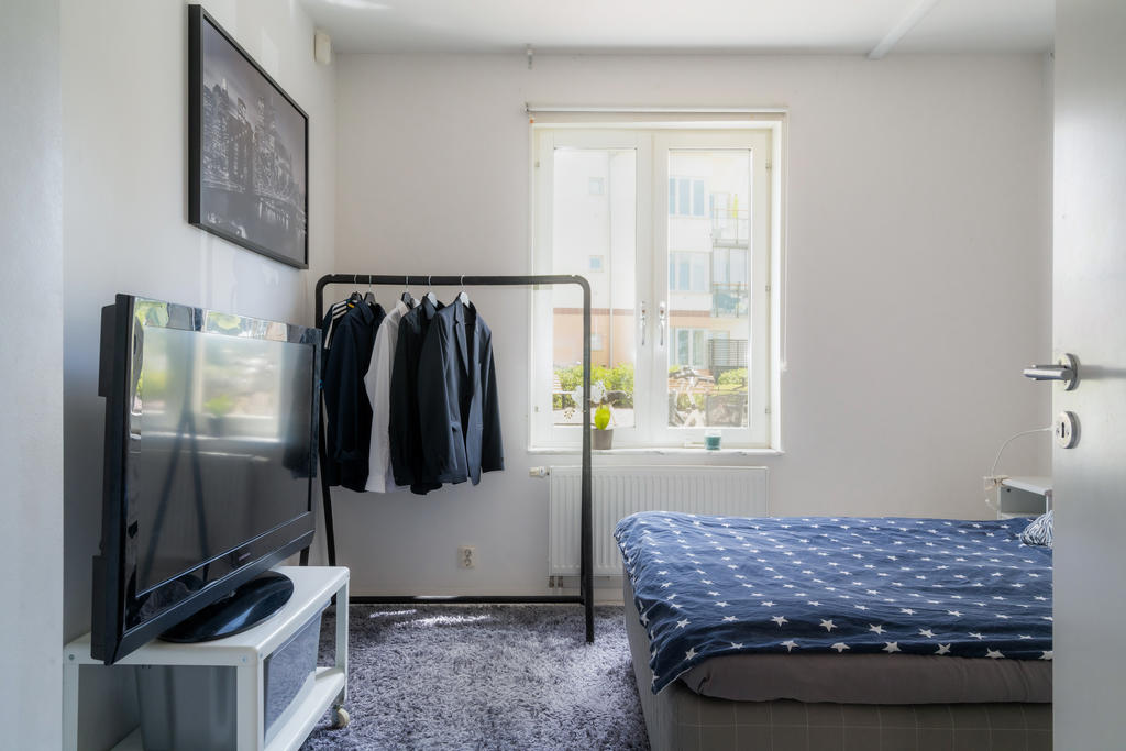 Sovrum 1 (till vänster från entrén)