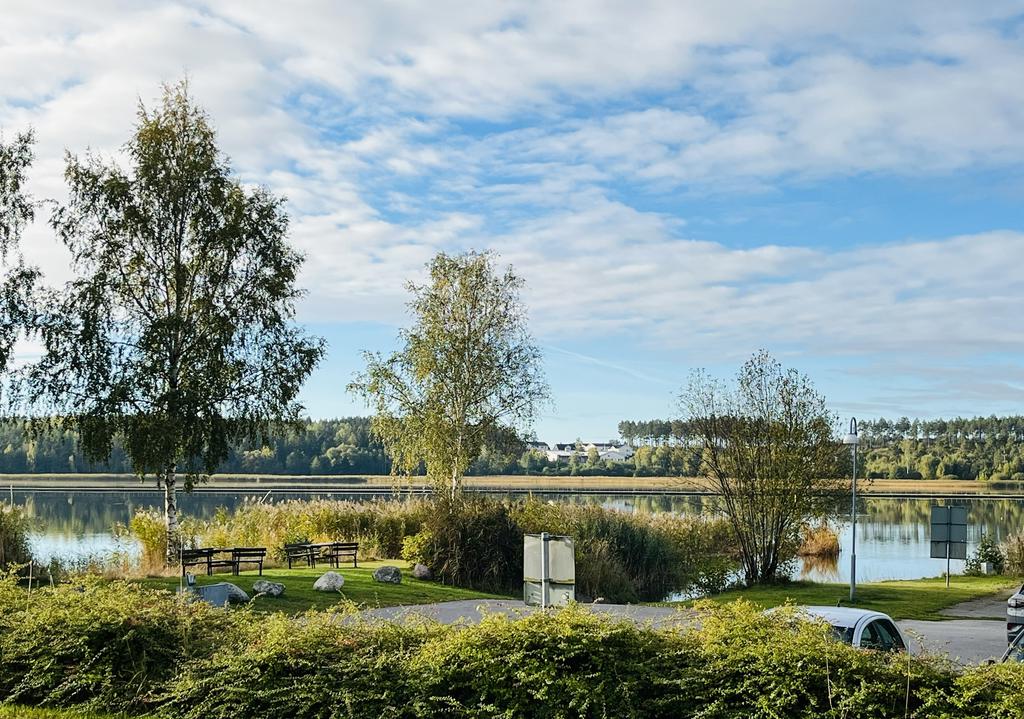 Gemensam uteplats precis utanför, perfekt för grillning eller en fika med utsikt

(Foto: Privat)
