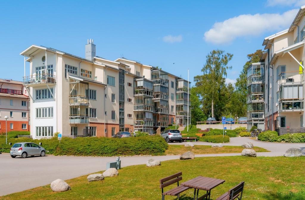 Välkommen till Varvsgatan 4 med två balkonger och utsikt till Stadsfjärden!