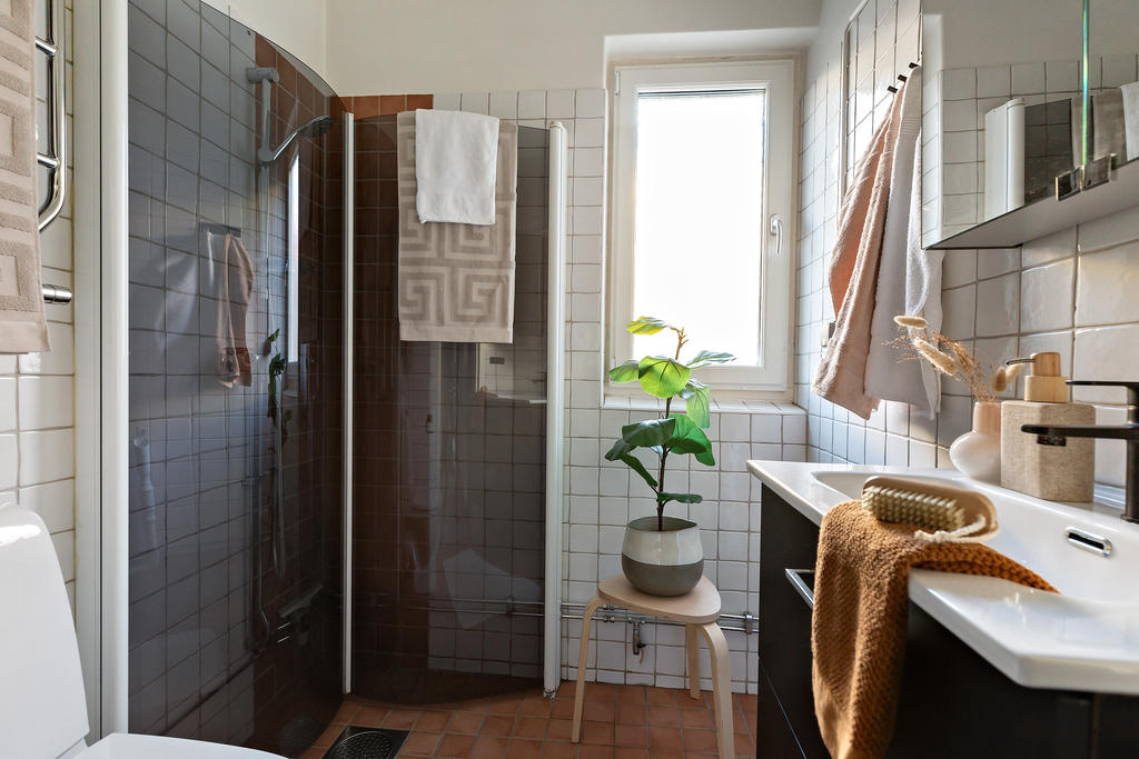 Badrum, helkaklat samt förberett för tvättmaskin.