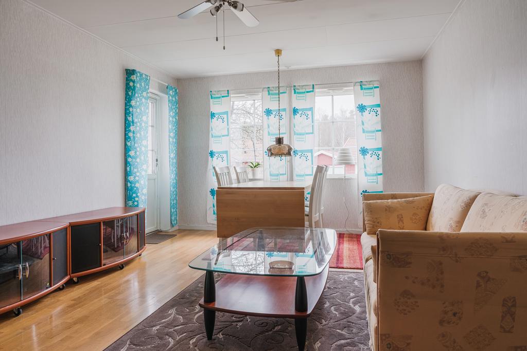 Från vardagsrummet når du en av bostadens två uteplatser. 