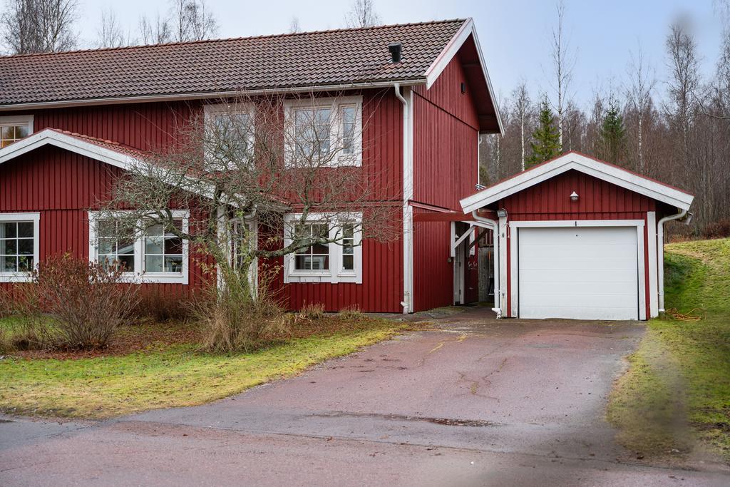 Parkering erbjuds i direkt närhet till bostaden.