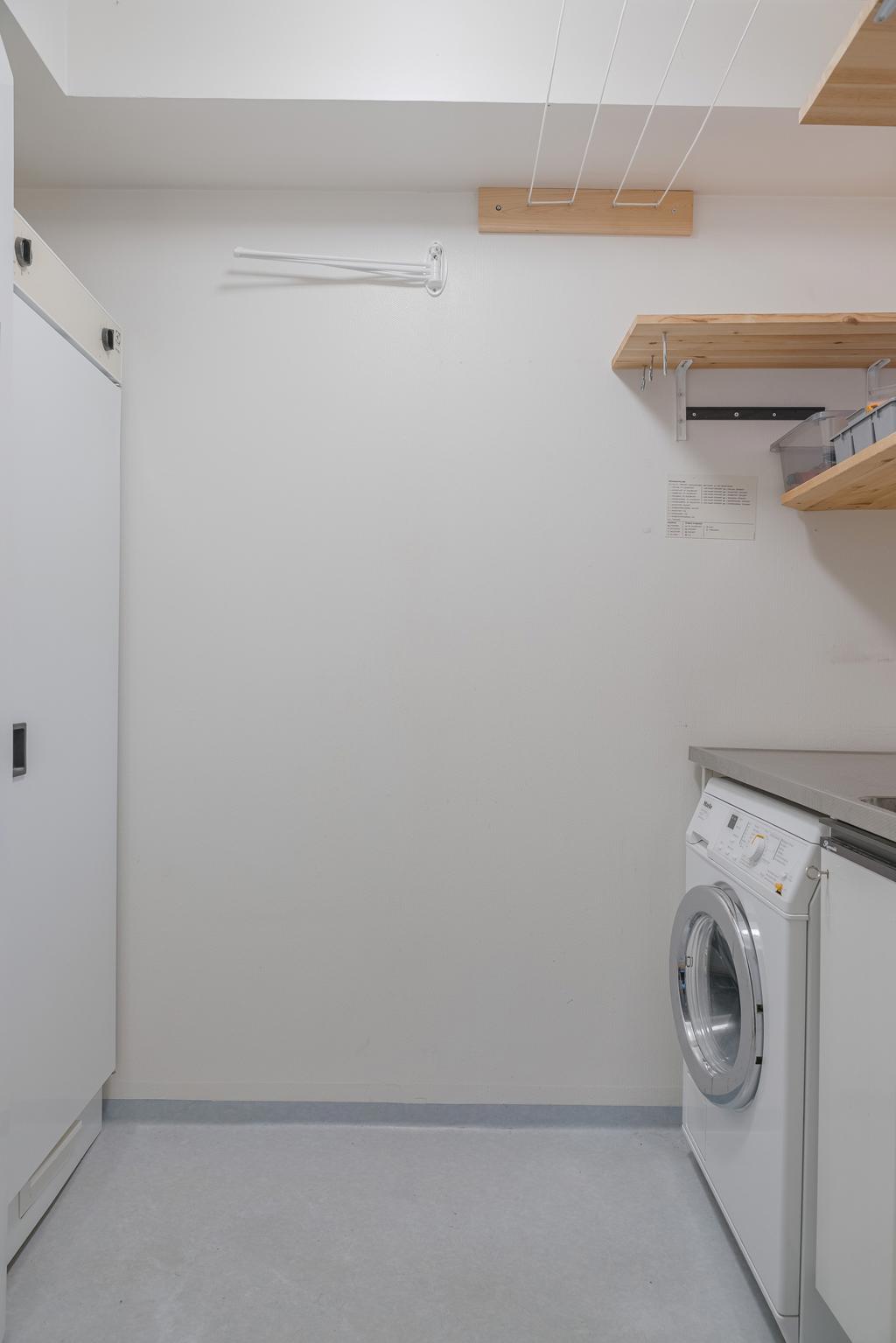 Bostaden erbjuder generösa förvaringsmöjligheter.