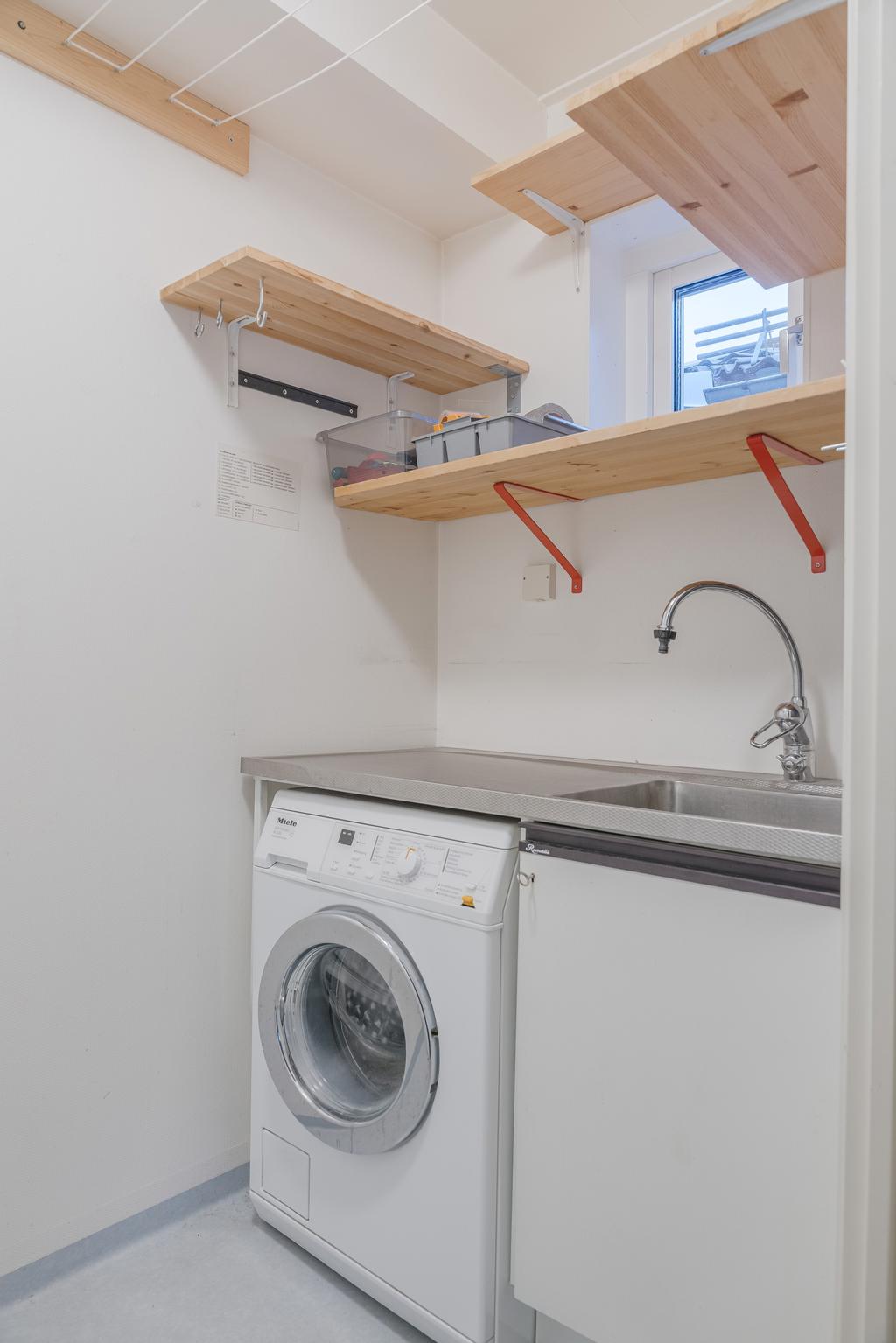 Här finns bekväm tillgång till tvättmaskin i den egna bostaden.