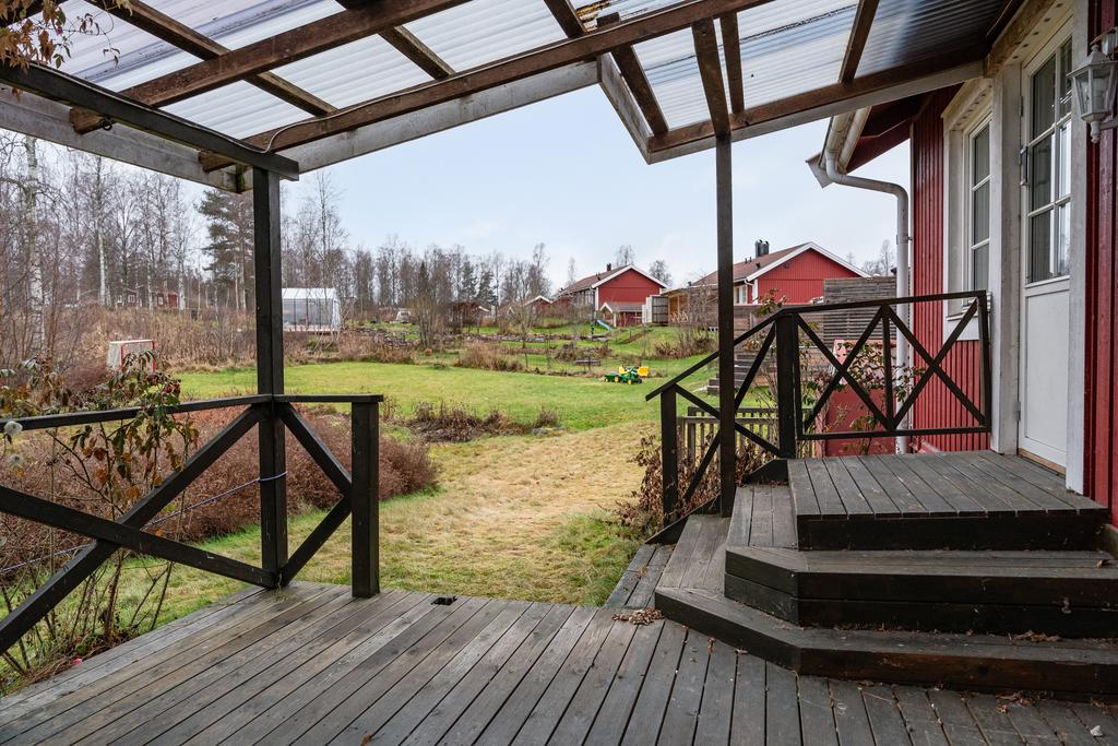 På bostadens baksida finns en trivsam uteplats med utrymme för både möblemang och sociala stunder.