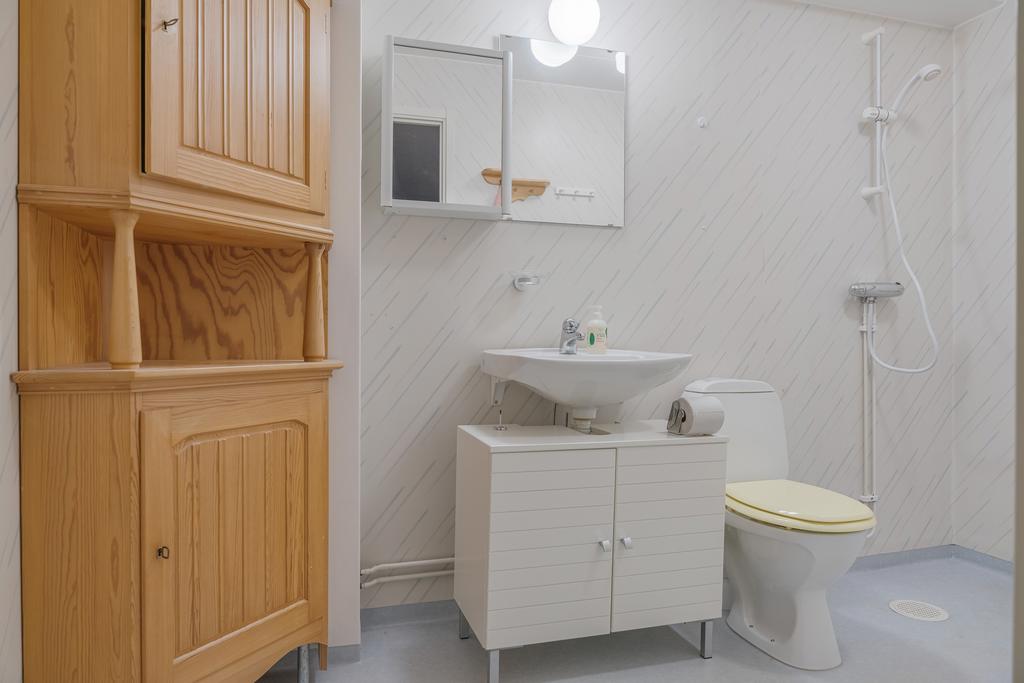 På entréplanet finns ett funktionellt badrum.