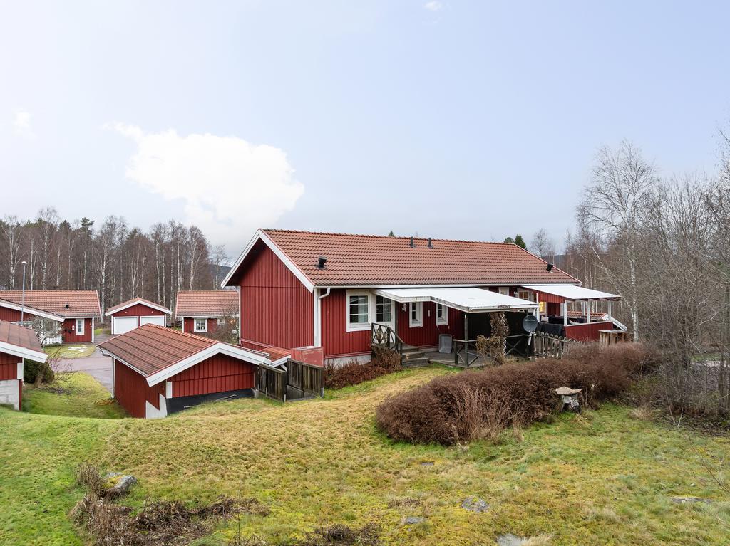 Intill garaget finns ett förråd, vilket har byggts om till verkstad.