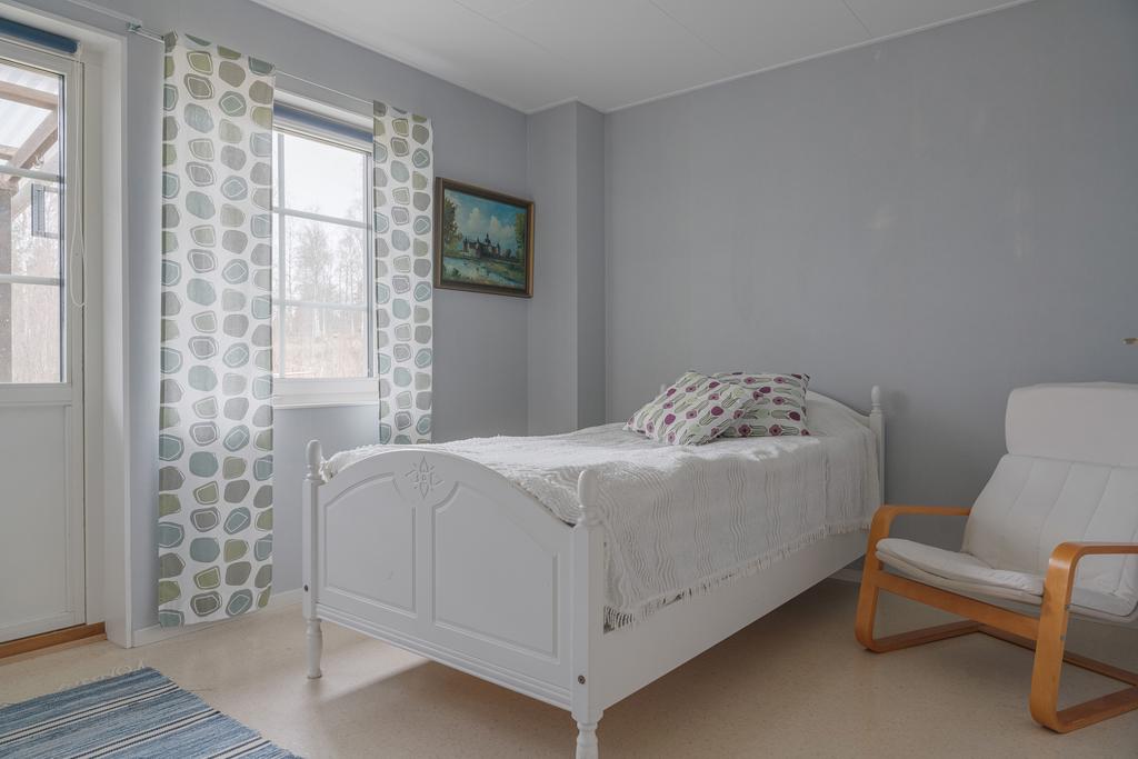 Ljust och trivsamt sovrum med fint ljusinsläpp.