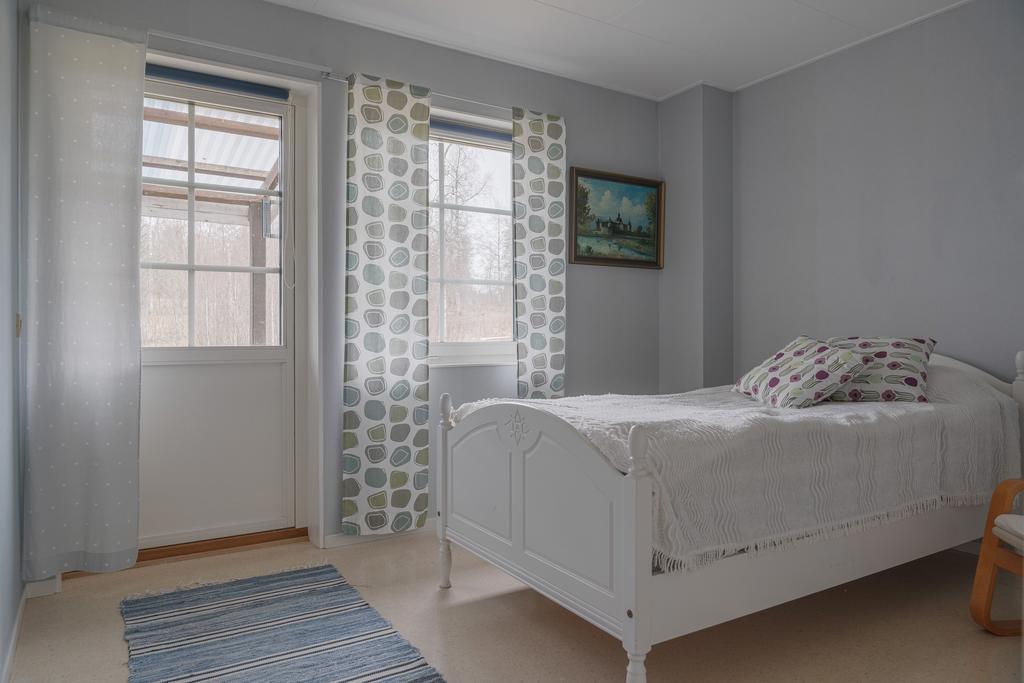 Från sovrummet finns direkt utgång till uteplatsen.