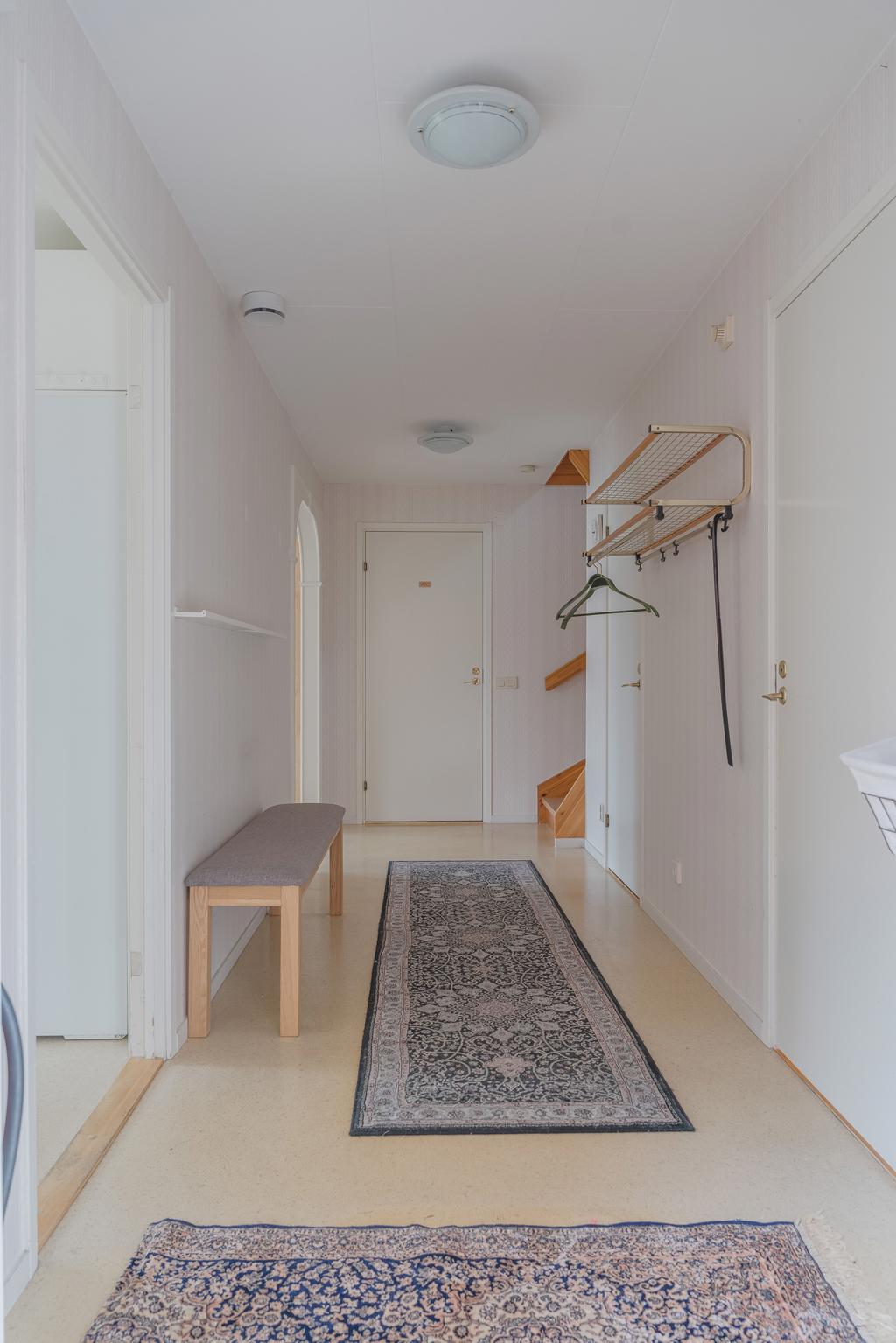 Rymlig och inbjudande hall som skapar ett trevligt första intryck.