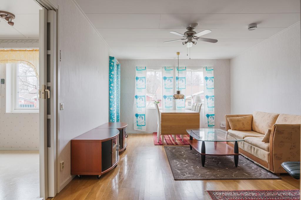 Vardagsrum i generös storlek med utrymme för såväl matplats som soffgrupp.