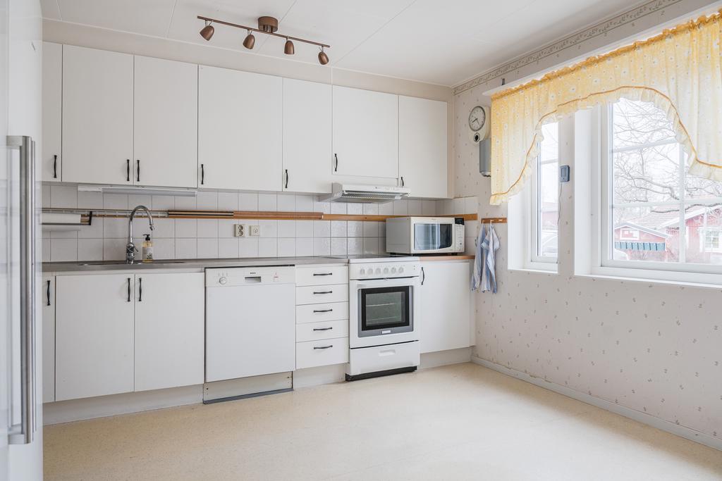 Här finns utrymme för matbord även i köket.