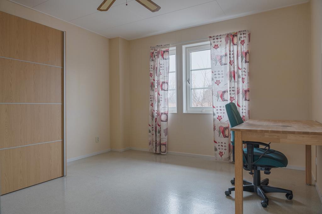 Detta är ett av de tre sovrum som finns på ovanvåningen.