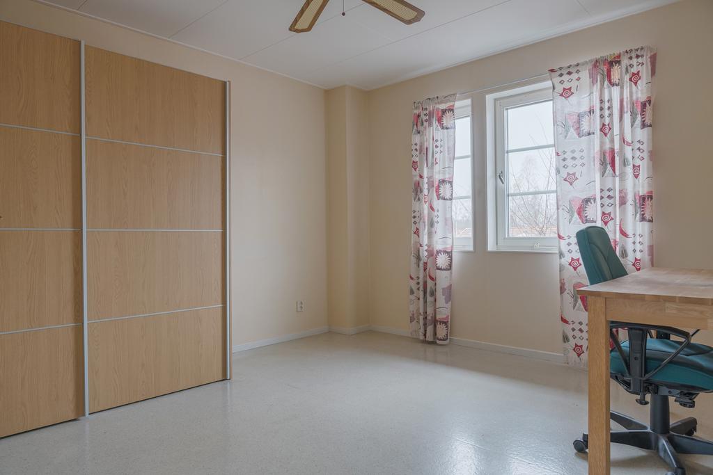 Stort sovrum med plats för både säng och förvaring. Samtliga sovrum är belägna på övervåningen.