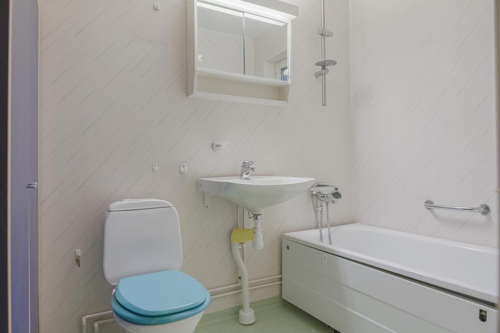 Ytterligare ett badrum finns på ovanvåningen.