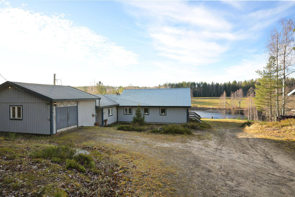 Vinkelhus- delen vid garaget byggd 1973. 
Garage och andra delen från 1986