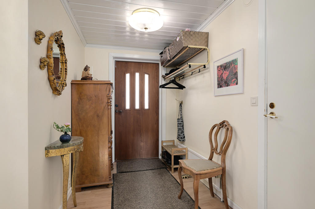 Entren- möblerbar hall