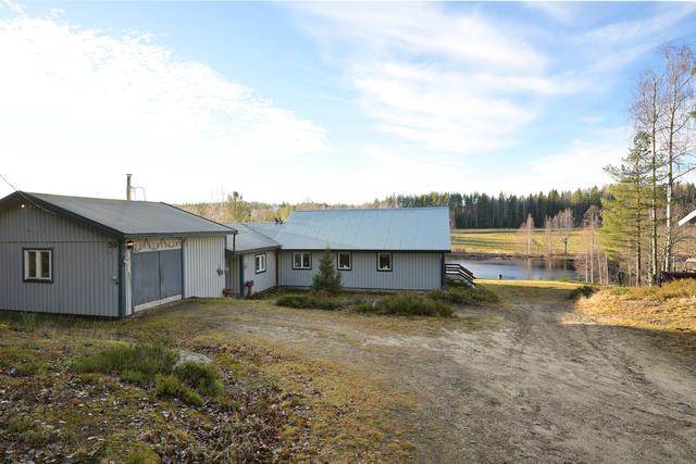 Vinkelhus- delen vid garaget byggd 1973. 
Garage och andra delen från 1986