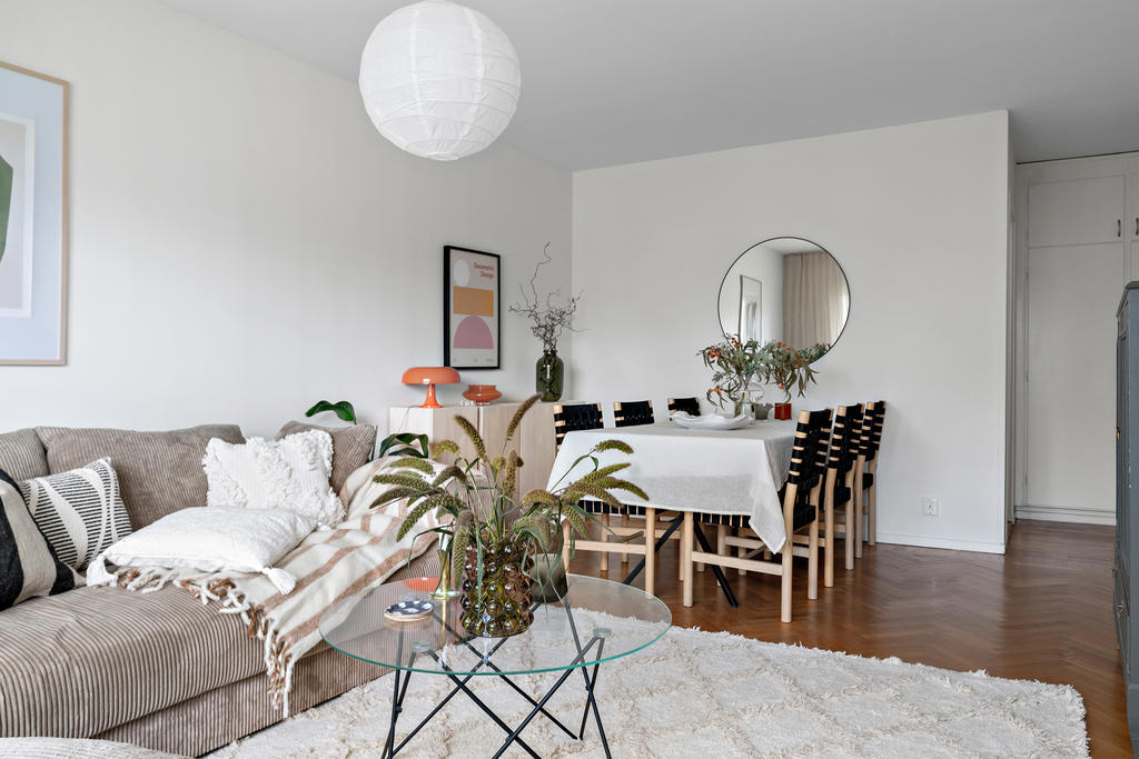 Vacker fiskbensparkett i både vardagsrum och hall.