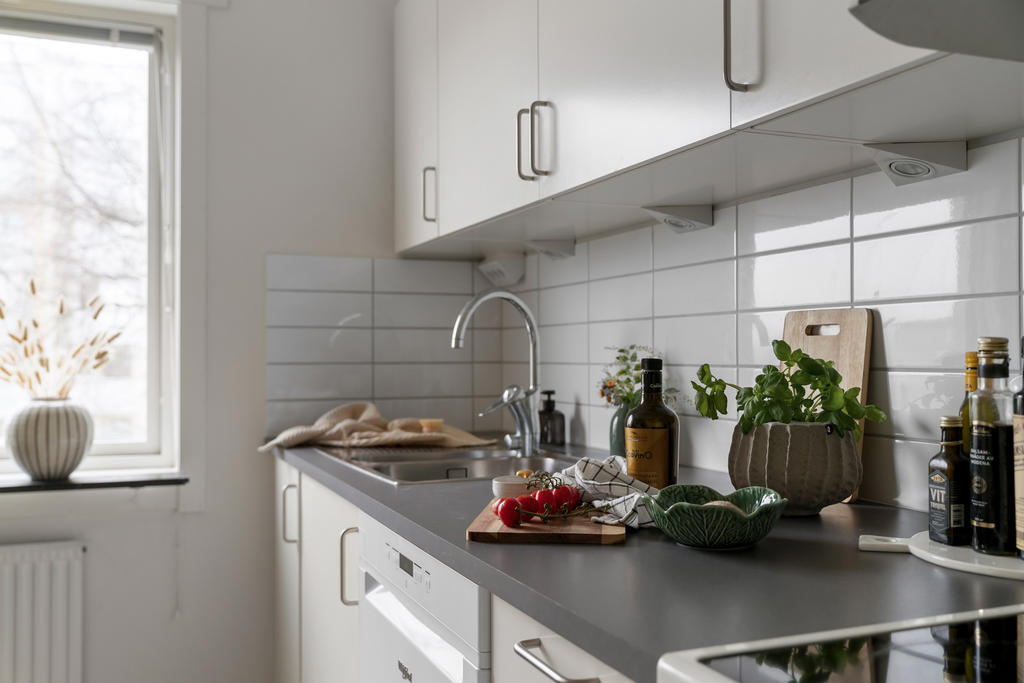 Grå laminatskiva med infälld diskho och vitvaror från 2018.