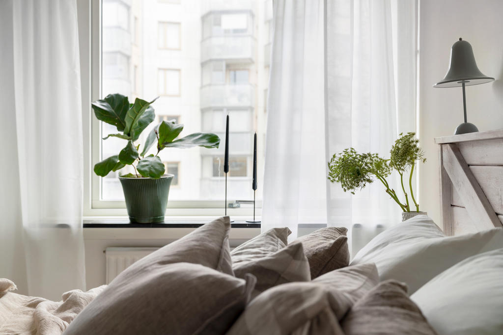 Lugnt och skyddat mot husets entrésida.