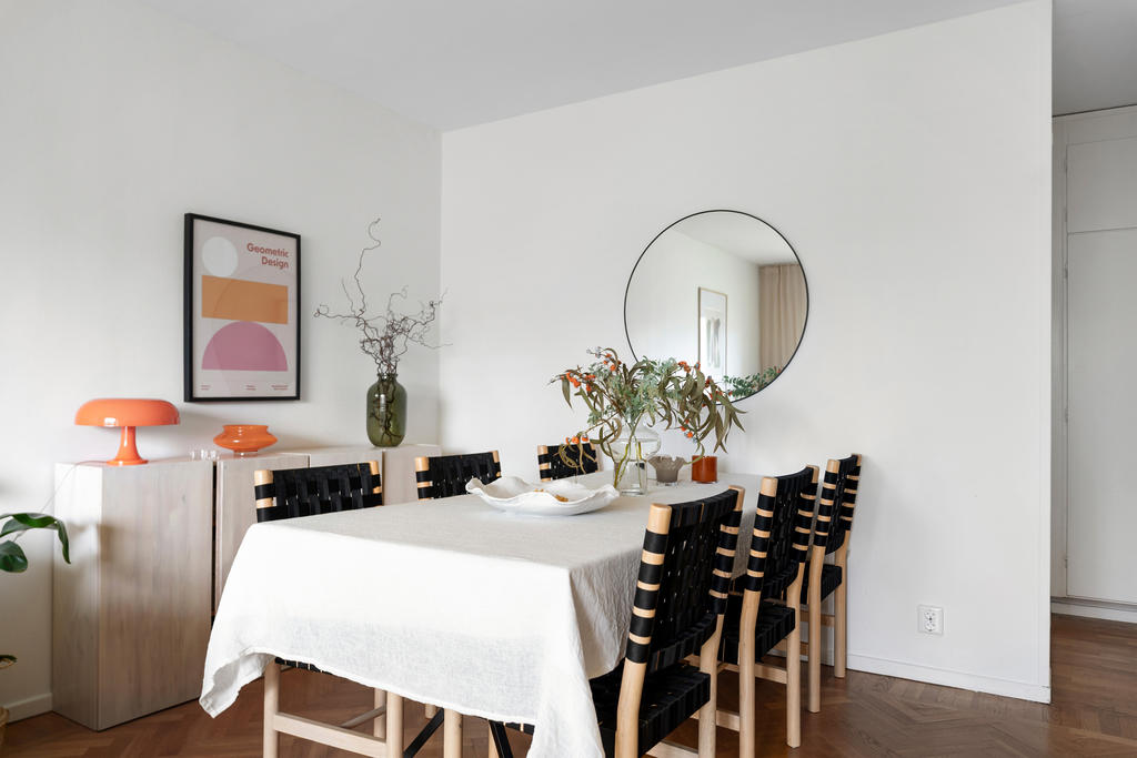 Gott om plats för stort matbord och många gäster.