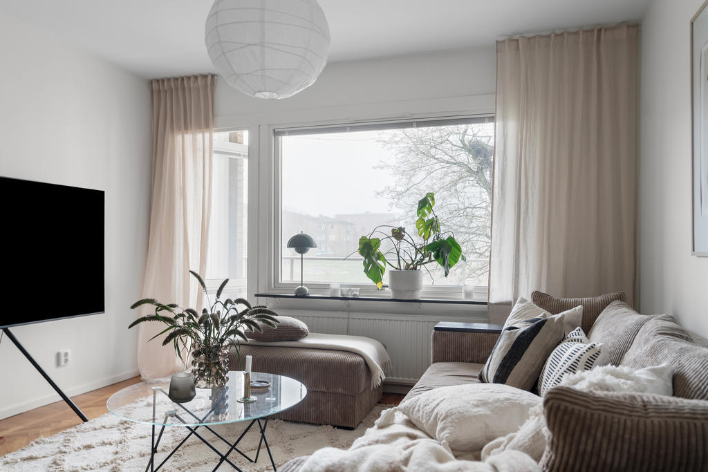 Utgång från vardagsrummet till balkongen mot gården.