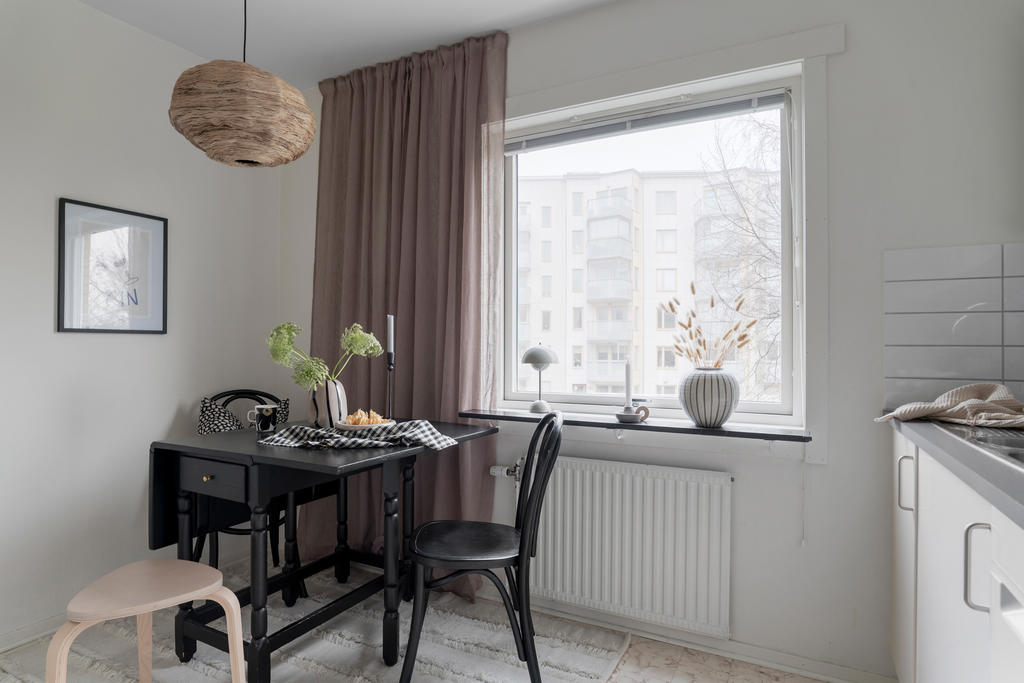 Bra plats för matbord vid fönstret.