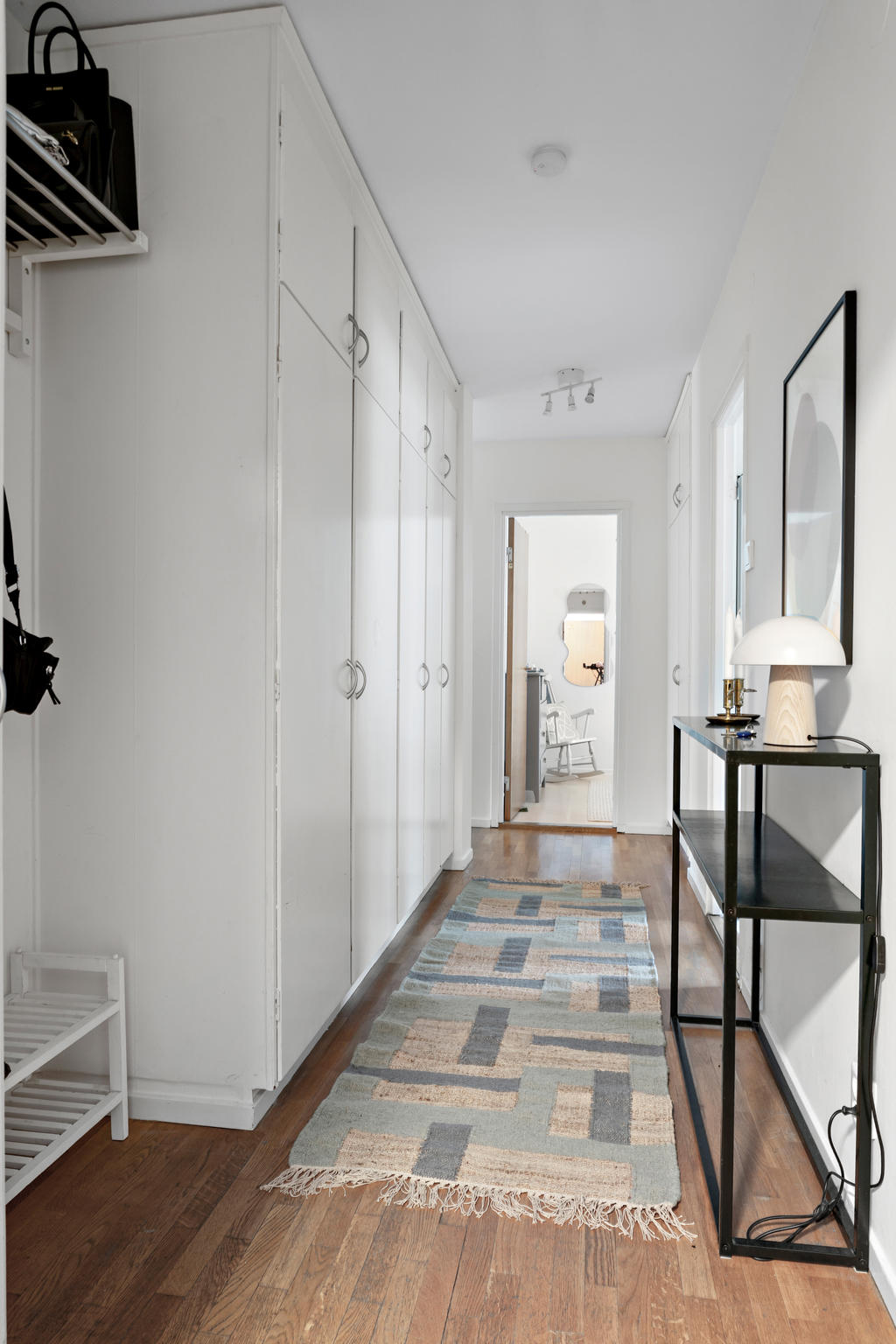 Möblerbar hall med flertalet garderober.