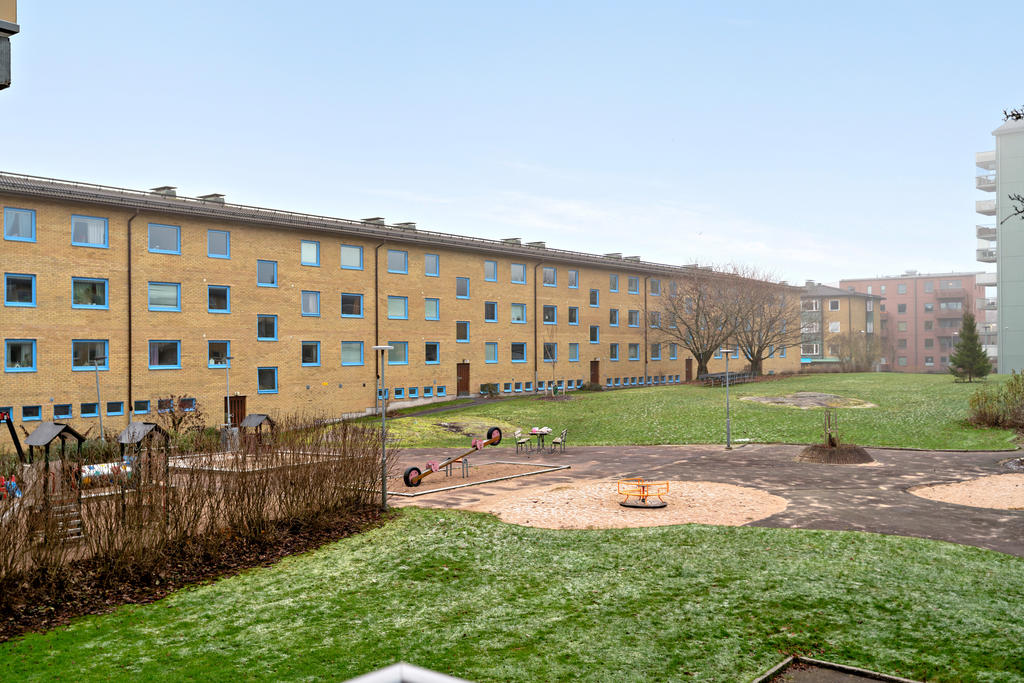 Trevlig gård med lekplats och hräliga ytor.