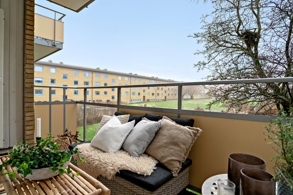 Den rymliga balkongen har plats för ett mysigt möblemang.