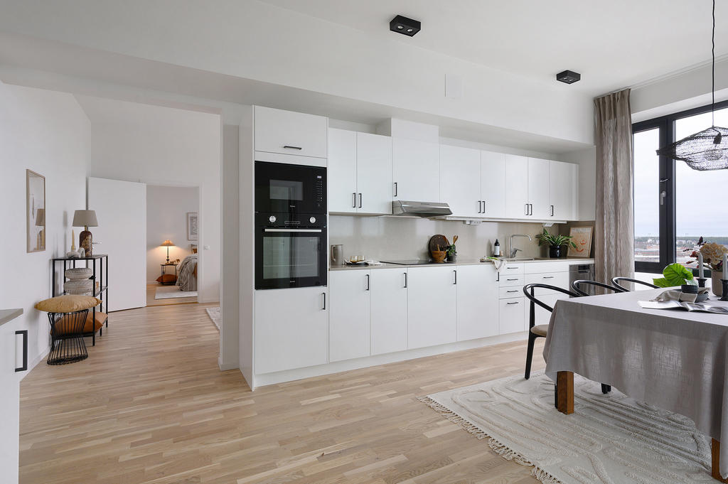 Kök med vy mot vardagsrum och sovrum