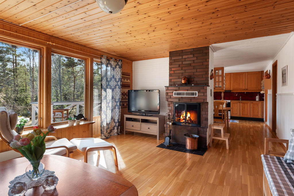 Allrum med värmande kamin