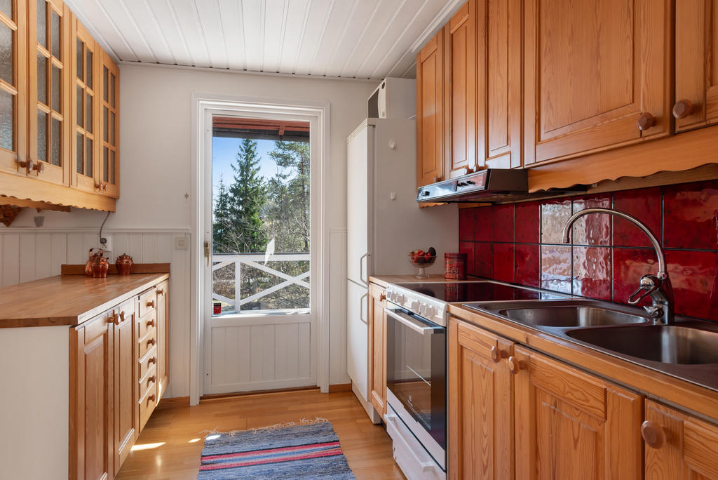 Arbetskök med gott om förvaring och arbetsytor