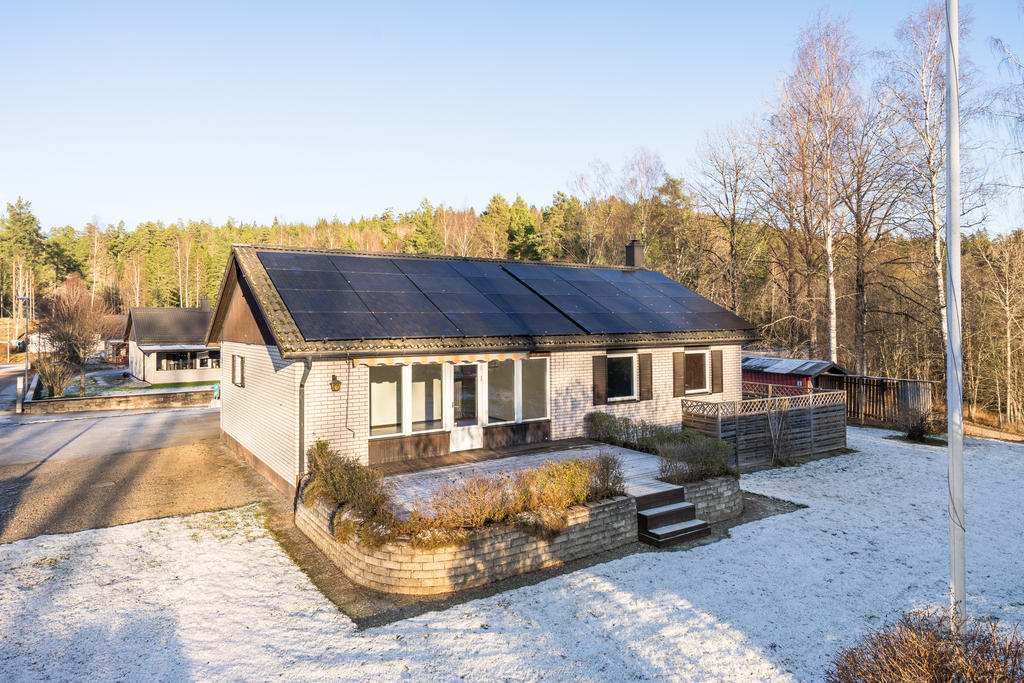 Välkommen till Björnerudsgatan 19! En trivsam och familjär enplansvilla med källare. 