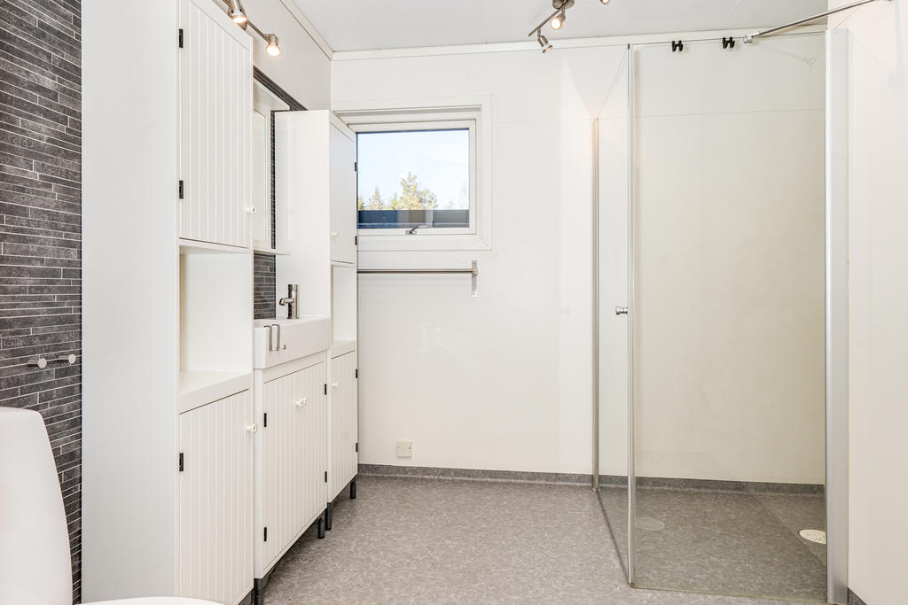 Badrum med dusch-entréplan. Renoverat år 2014.