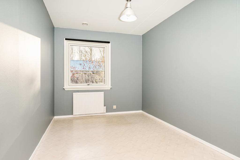 Sovrum 1 med garderober.