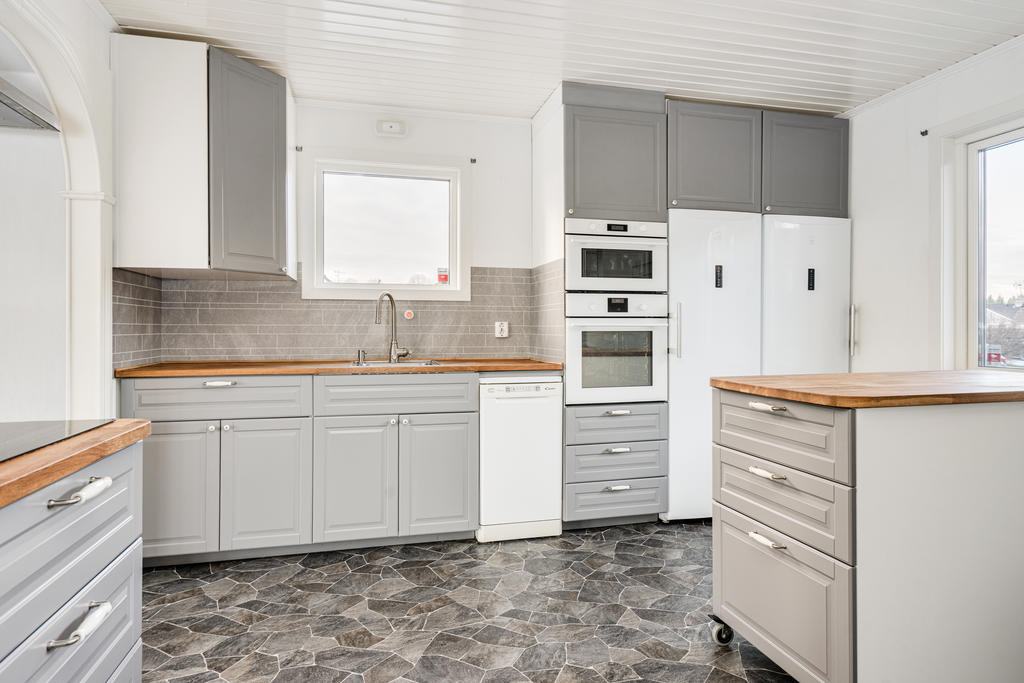 Renoverat kök från år 2016/2017 med mycket yta och köksö. 