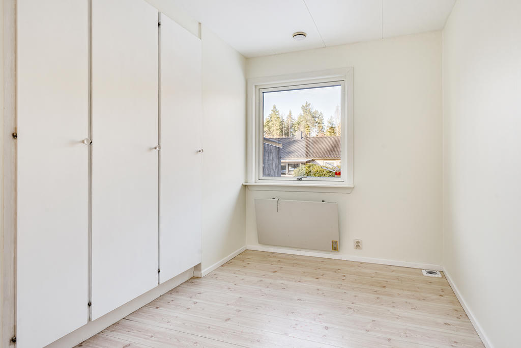 Sovrum 3 med garderober. 