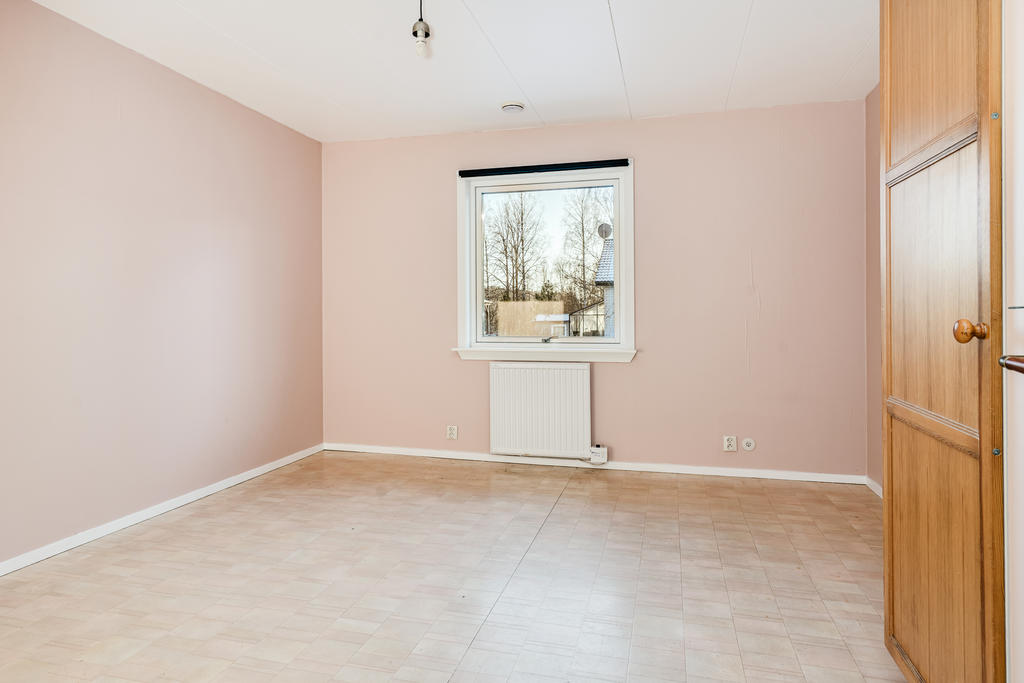 Sovrum 2 med garderober.