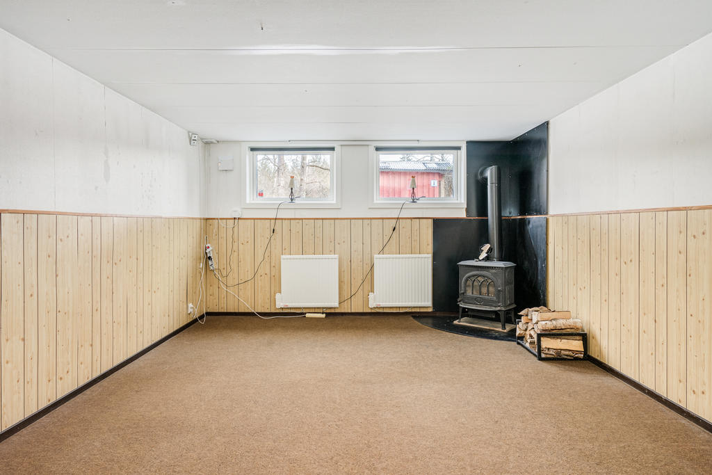 Gillestuga med kamin.