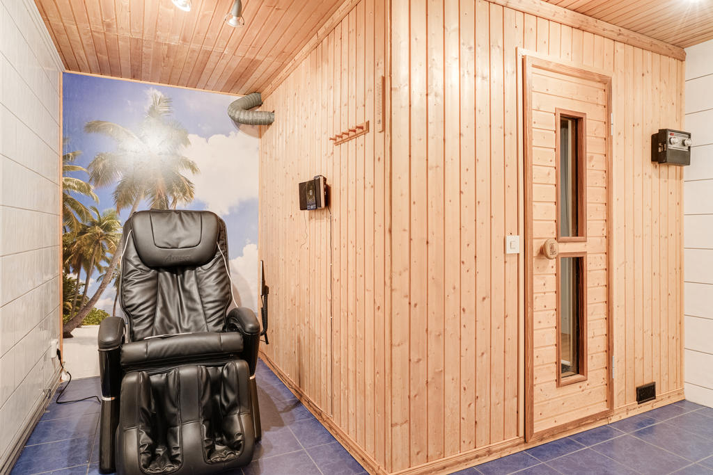 Relax-rum med bastu och massagestol. 