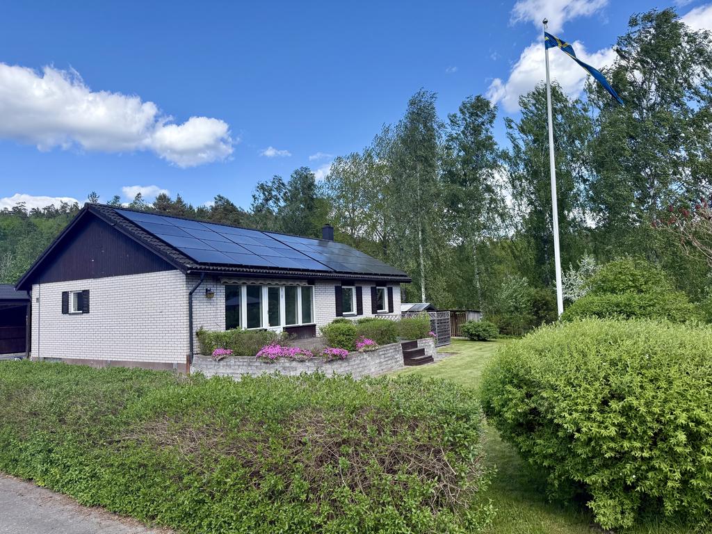 Välkommen till Björnerudsgatan 19! En trivsam och familjär enplansvilla med källare. 