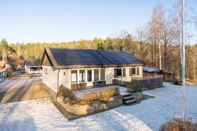 Välkommen till Björnerudsgatan 19! En trivsam och familjär enplansvilla med källare. 