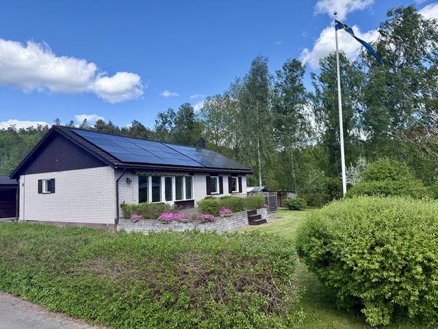 Välkommen till Björnerudsgatan 19! En trivsam och familjär enplansvilla med källare. 