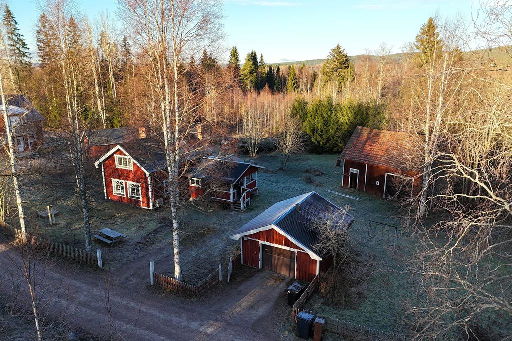 Tillbyggd villa, garage och lada